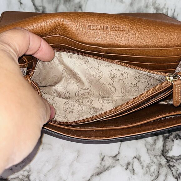 MICHAEL KORS Fulton Leather Carryall Pebble Flap Snap Closure Wallet Brown/Gold - Picture 8 of 8